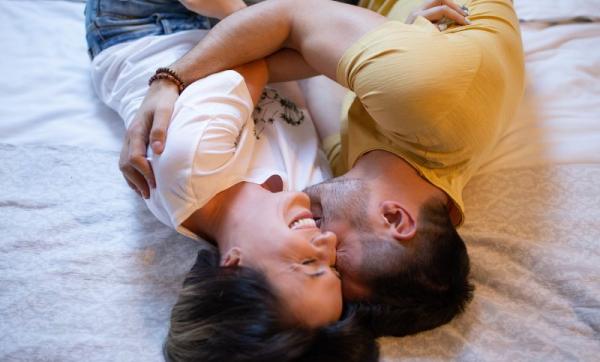 coppia che si abbraccia sul letto