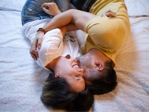 coppia che si abbraccia sul letto