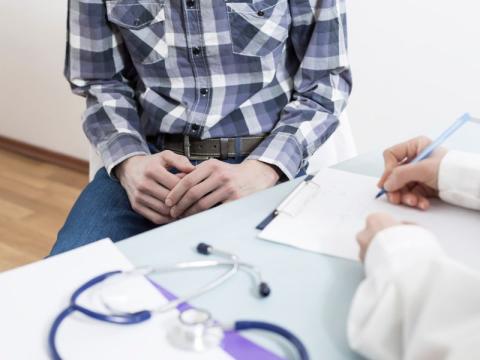 urologo con paziente per trattamento rezum